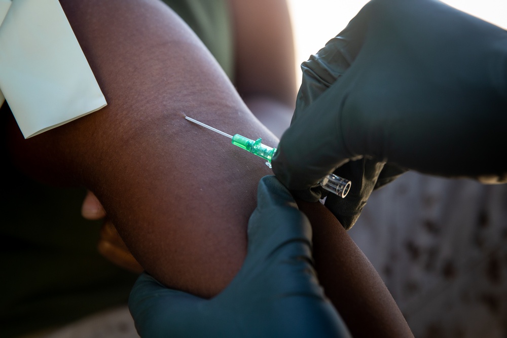 2d Marine Division practices blood transfusion