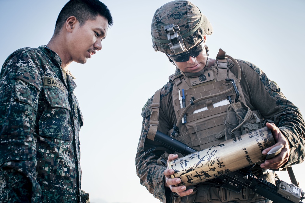 U.S., Philippine Marines Exchange Gifts at KAMANDAG 3