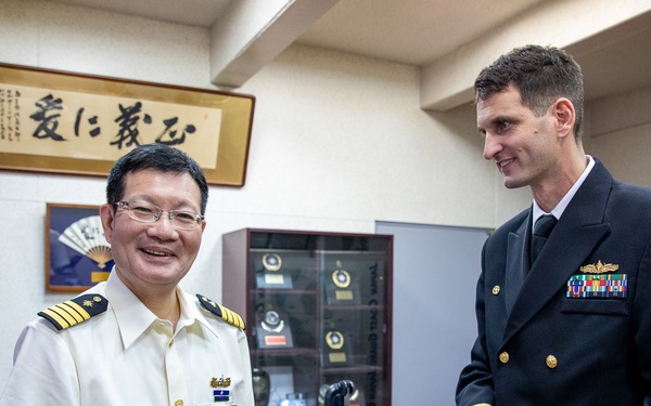 USS Pioneer (MCM 9) CO Office call Uki city police