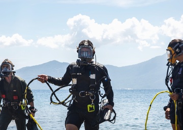 U.S. Navy Promotes Diving Capabilities in Honduras