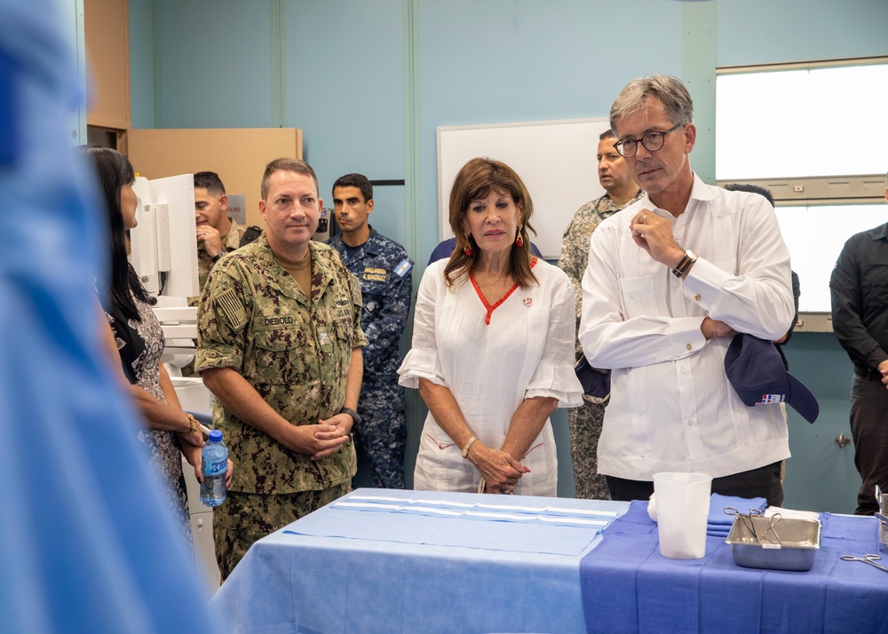 Ambassador of Dominican Republic visits the USNS Comfort