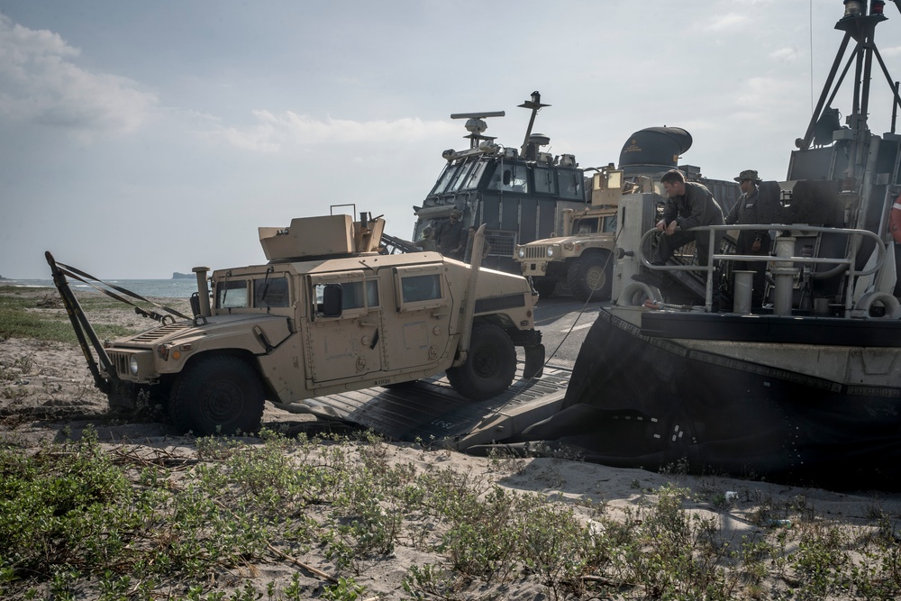 11th MEU Washdown and Backload after exercise KAMANDAG 3