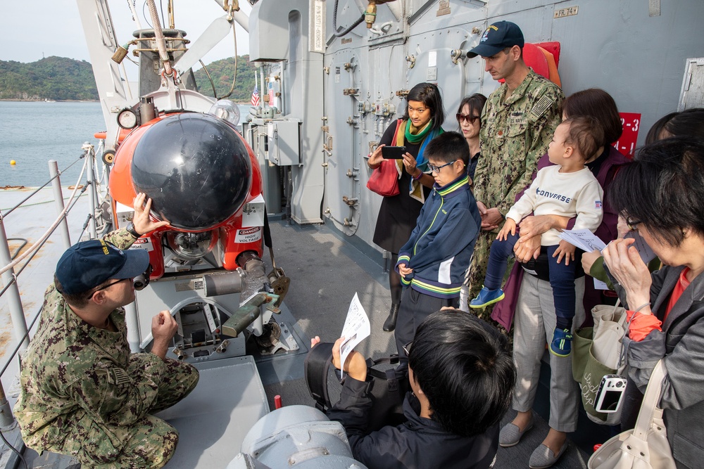 Local Kumamoto groups tour USS Pioneer (MCM 9)