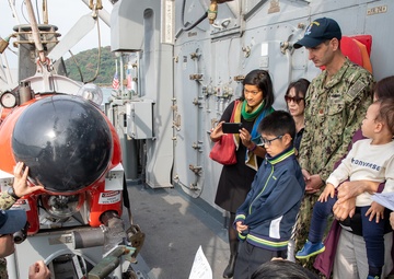 Local Kumamoto groups tour USS Pioneer (MCM 9)