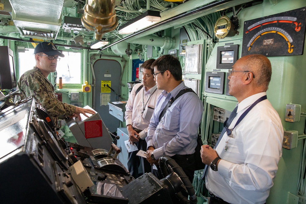 Local groups of Kumamoto tour USS Pioneer (MCM 9)