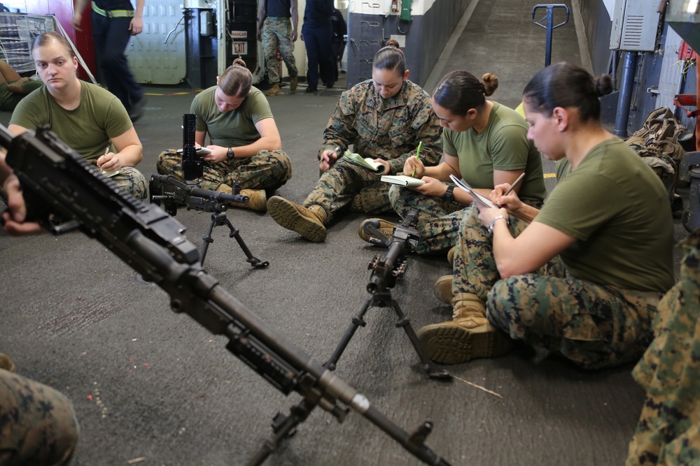 Female Engagement Team participates in M240B class