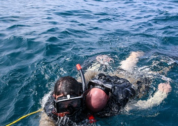 Sailors Conduct Rescue Swimmers Proficiency Training