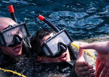 Sailors Conduct Rescue Swimmers Proficiency Training