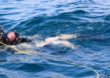 Sailors Conduct Rescue Swimmers Proficiency Training