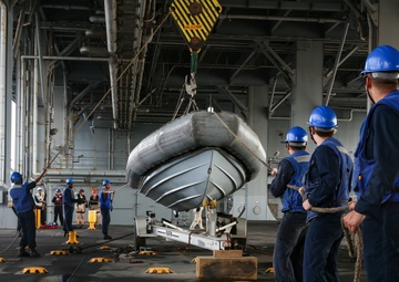 Sailors Conduct Rescue Swimmers Proficiency Training