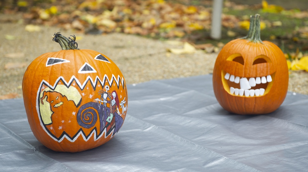 Smack-O’-Lantern: MWR Hosts Halloween Pumpkin Smash Auction