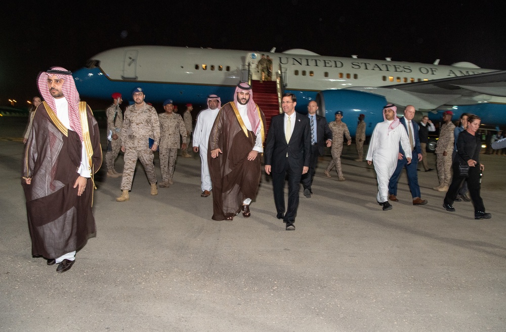 Saudi Vice Minister of Defense Welcomes U.S. Defense Secretary to Riyadh