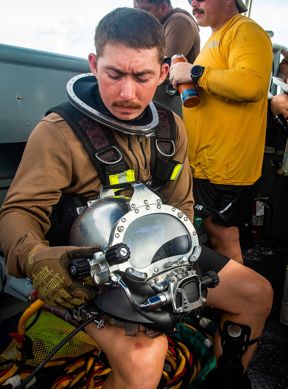 UCT 2 Sailors Remove Obstructions from Sapwauhfik Channel