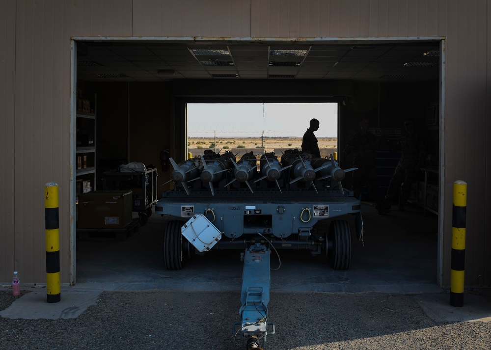 386 EMXS munitions Airmen demonstrate bomb building