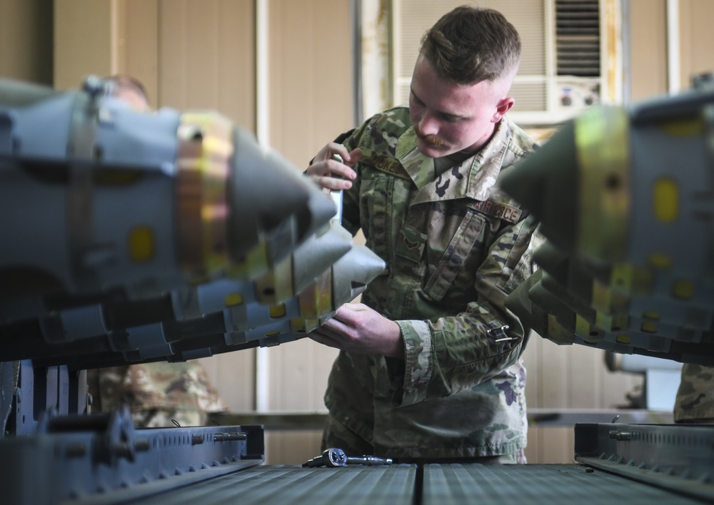 386 EMXS munitions Airmen demonstrate bomb building