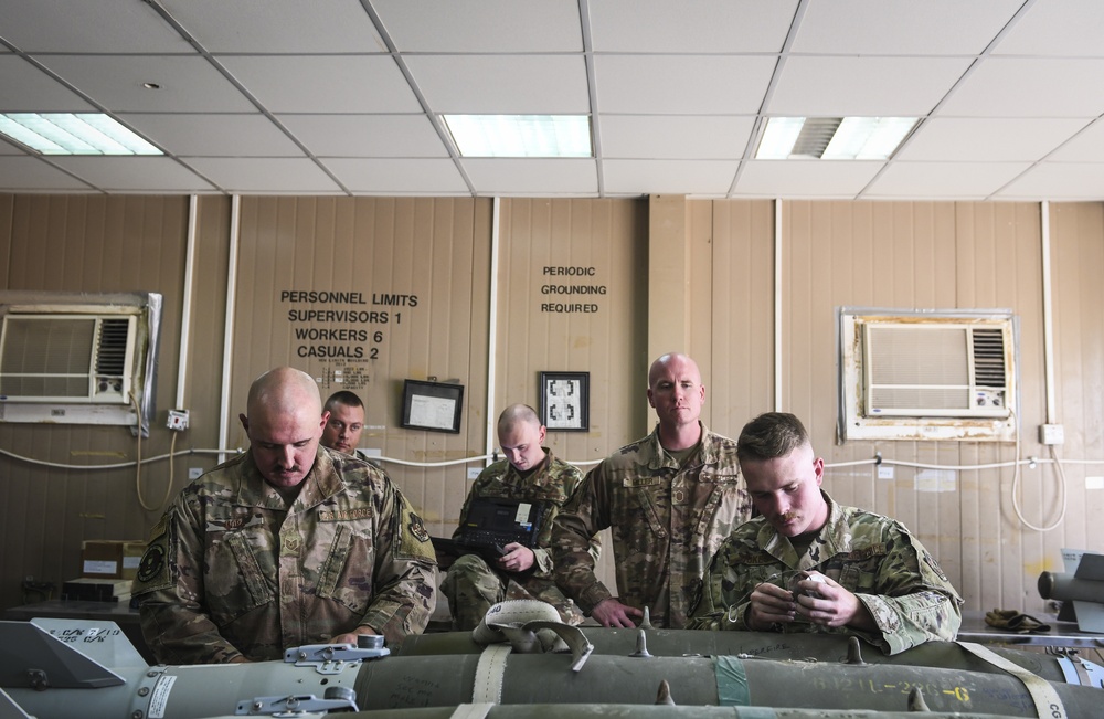 386 EMXS munitions Airmen demonstrate bomb building