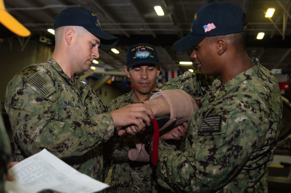 Sailors conduct medical training