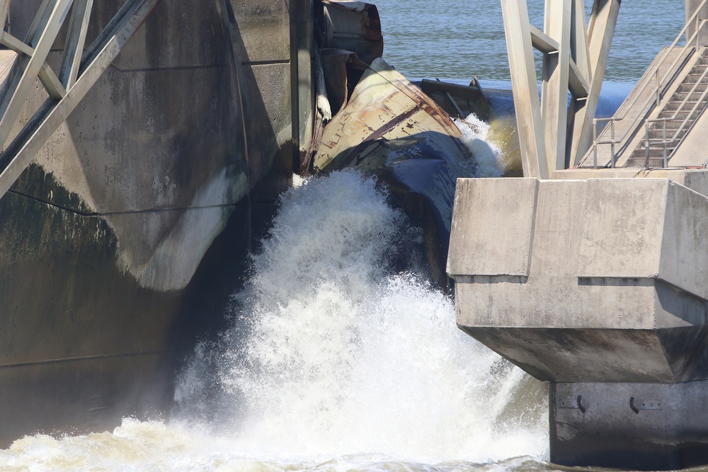 Webbers Falls Barge Removal