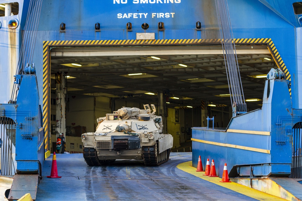 Big Red One Soldiers load up after successful deployment