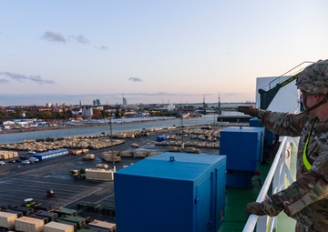 Big Red One Soldiers load up after successful deployment