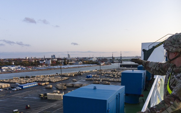 Big Red One Soldiers load up after successful deployment