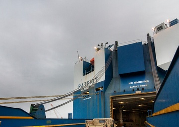 Big Red One Soldiers load up after successful deployment