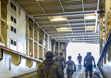 Big Red One Soldiers load up after successful deployment