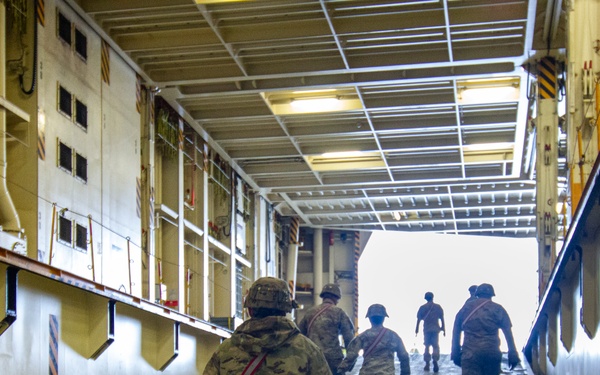 Big Red One Soldiers load up after successful deployment