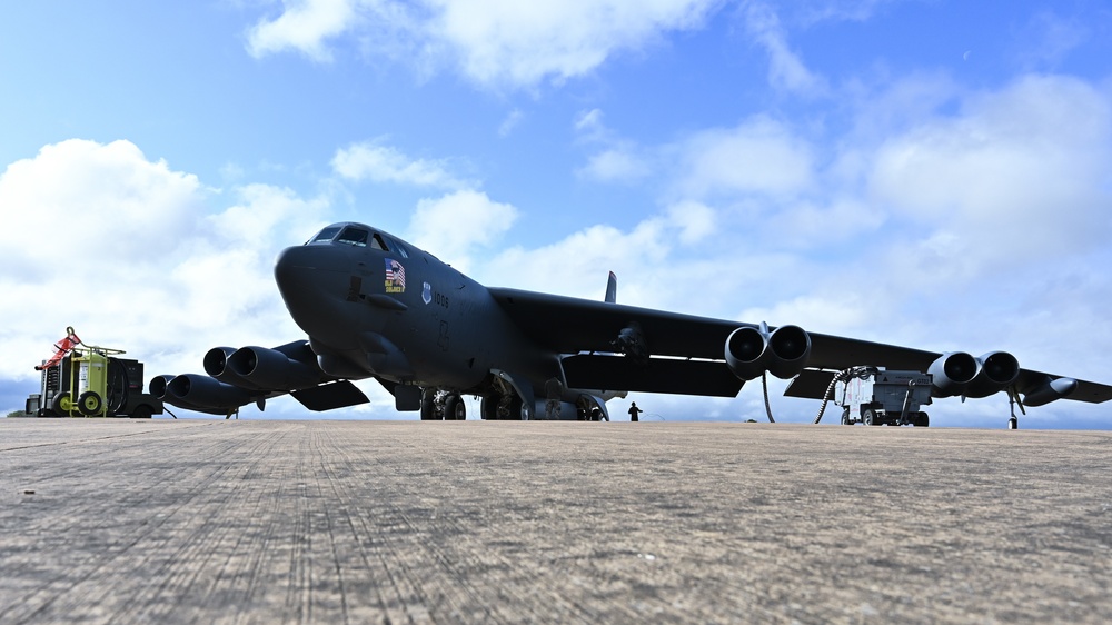2nd AMXS prepare B-52 for takeoff