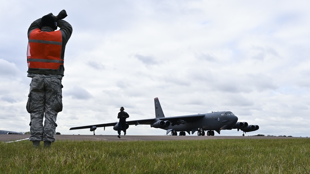 2nd AMXS prepare B-52 for takeoff