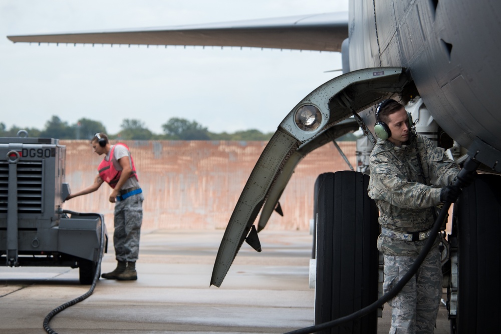 Crew Chiefs prepare B-52s for GT20