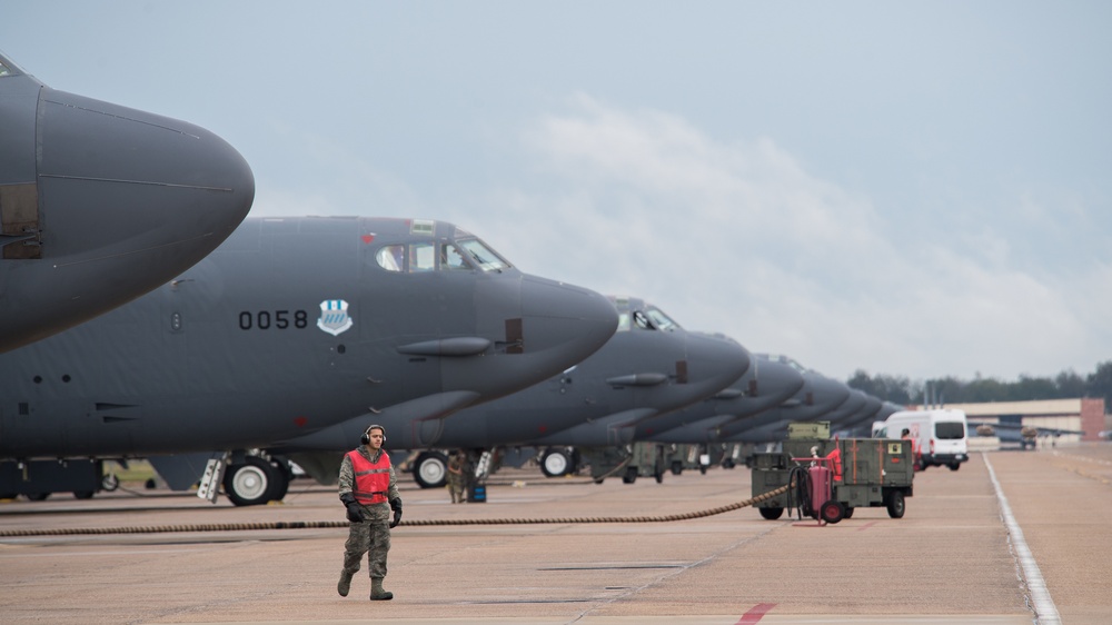 Crew Chiefs prepare B-52s for GT20