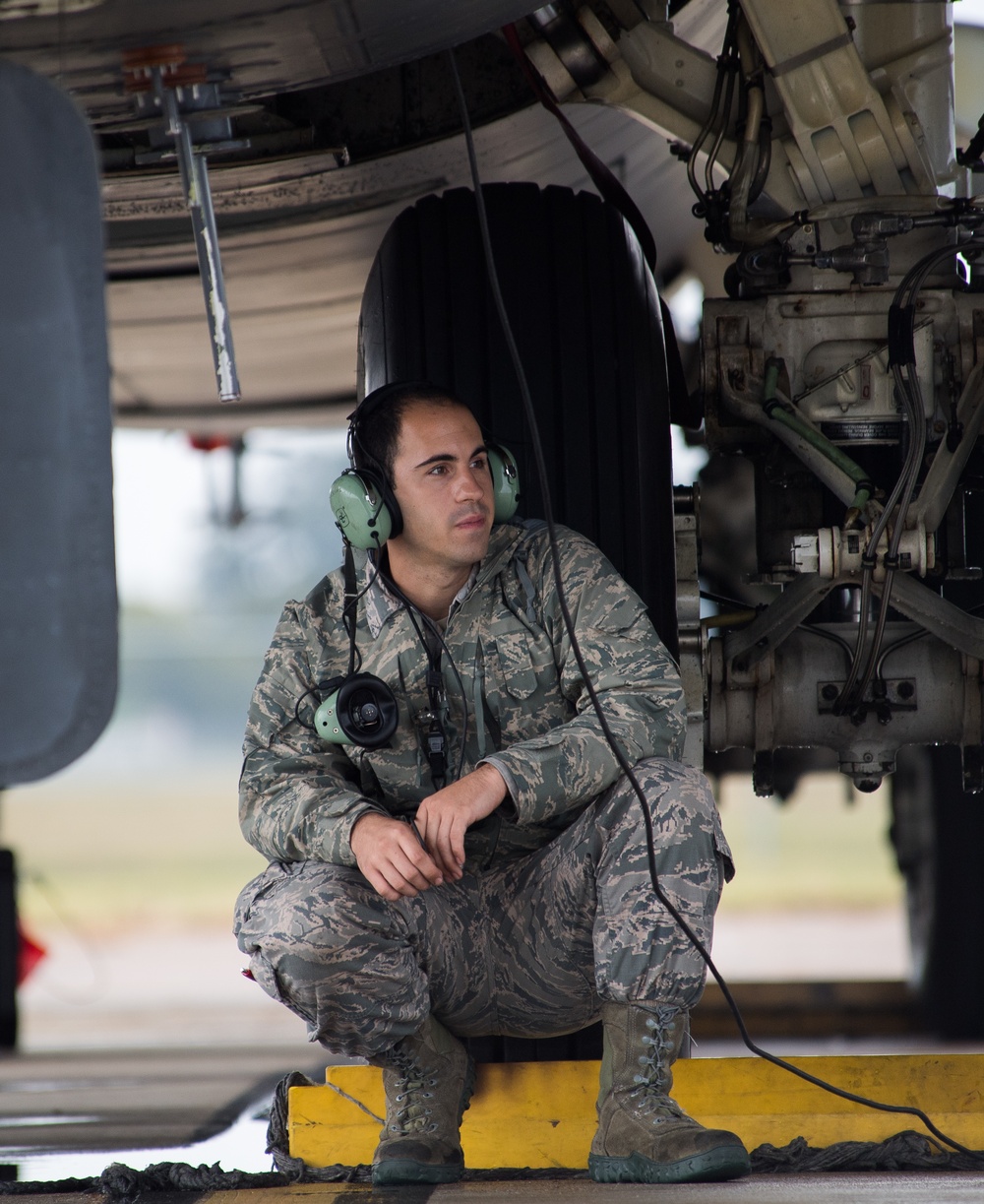 Crew Chiefs prepare B-52s for GT20