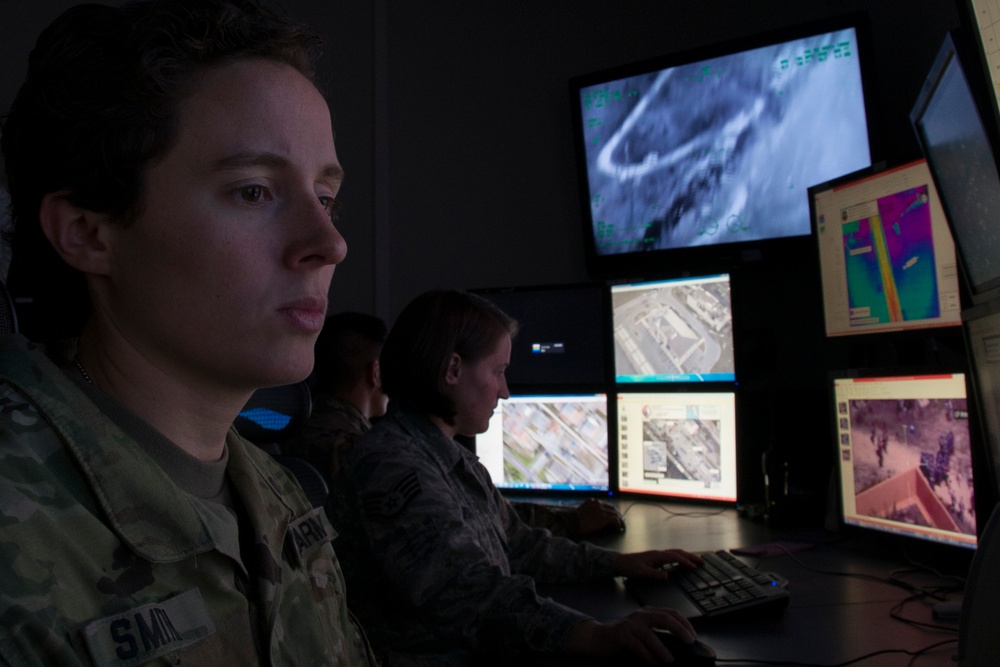 Indiana Guardsmen Intelligence Analysts train at Hulman Field Air National Guard Base, Ind.