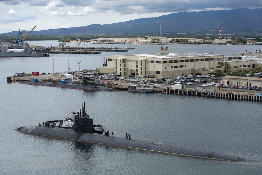 USS Louisville (SSN 724) Departs Pearl Harbor for Final Time
