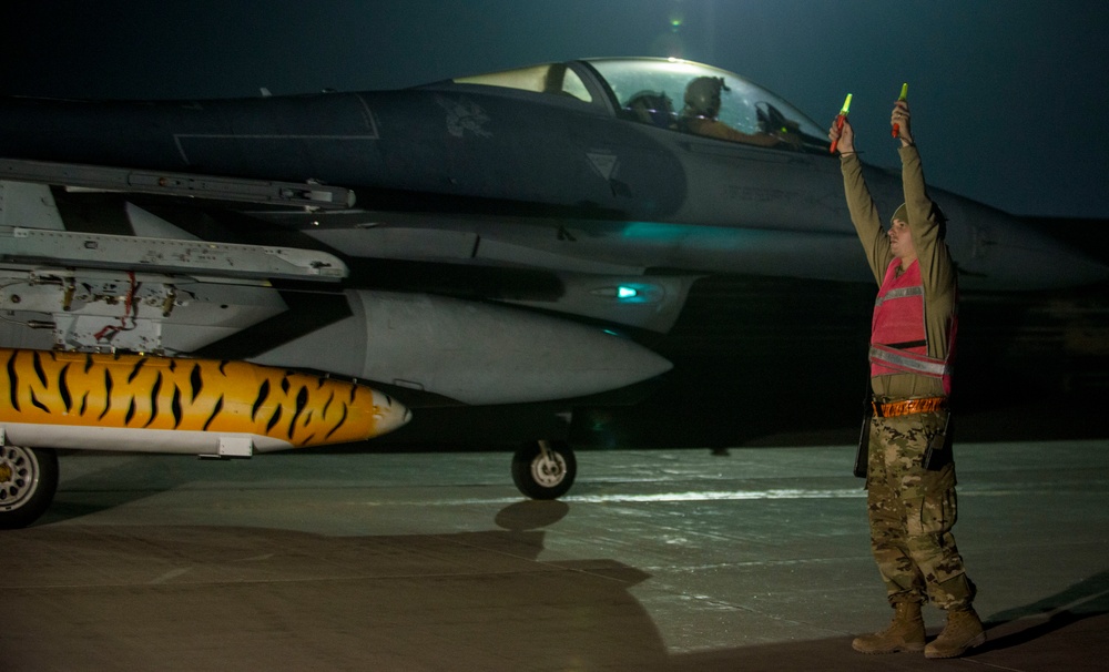 F-16s arrive at Bagram