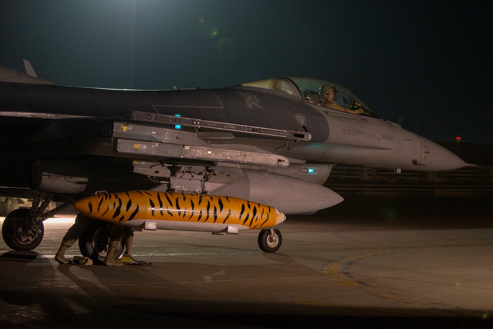 F-16s arrive at Bagram