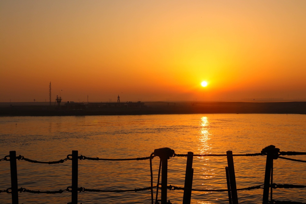 USS Farragut Transits Suez Canal