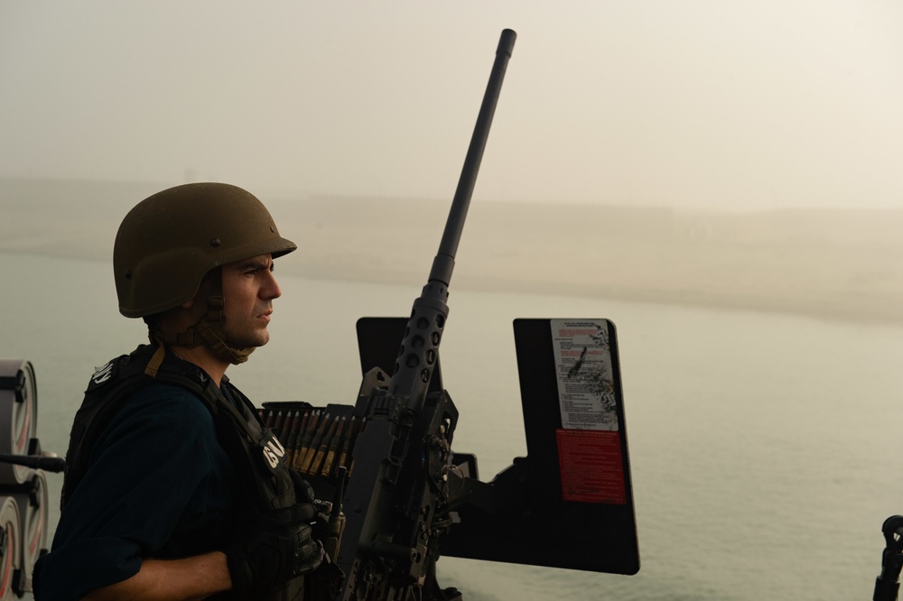 USS Farragut Transits Suez Canal