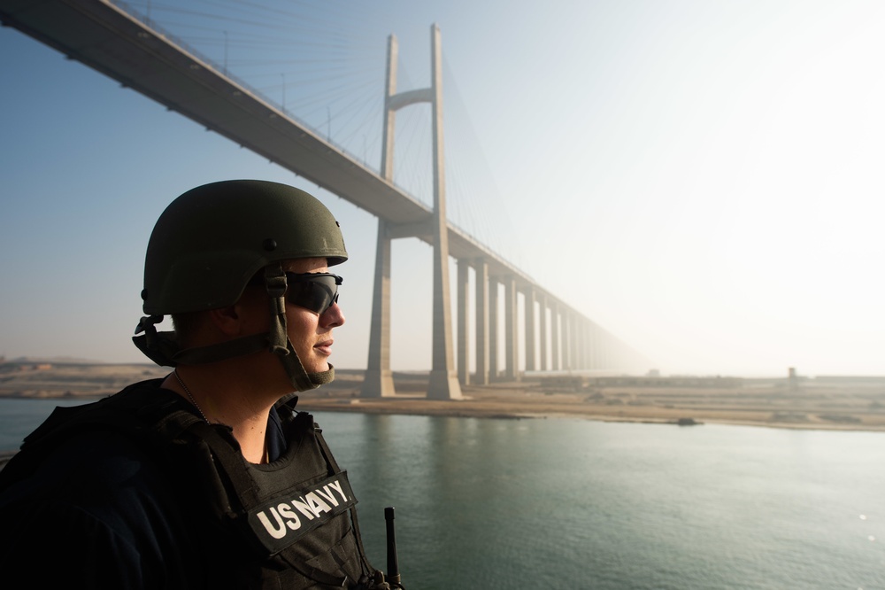 USS Farragut Transits Suez Canal