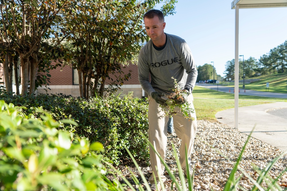 Spearhead Soldiers clean up Oak Grove Upper Elementary