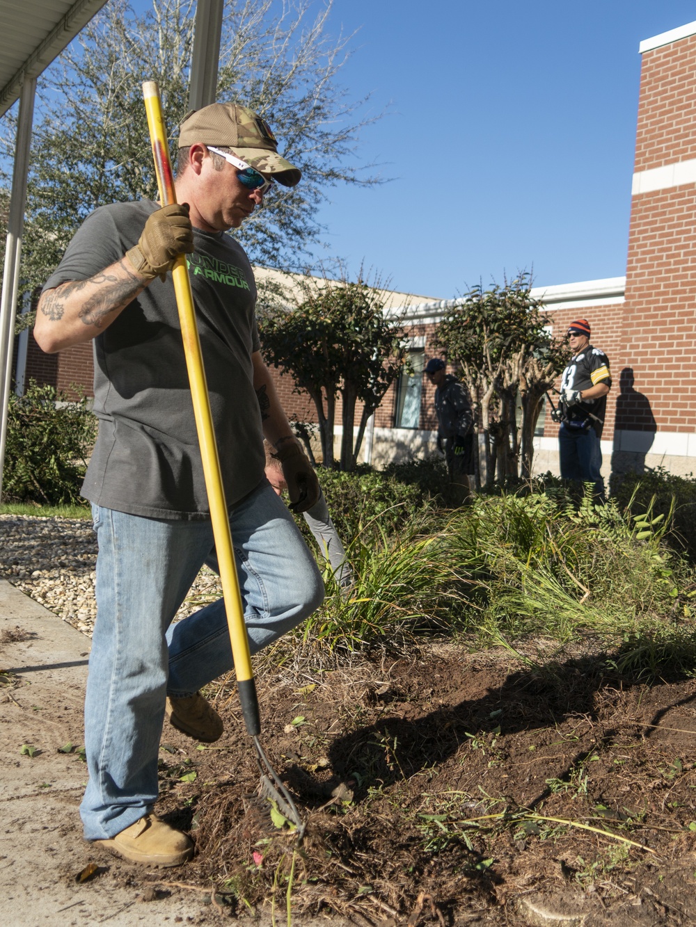 Spearhead Soldiers clean up Oak Grove Upper Elementary