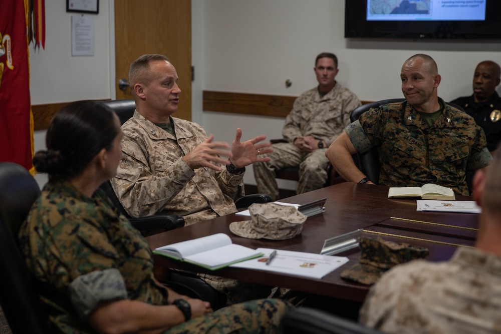 2d MARDIV's Commanding General visits Barstow