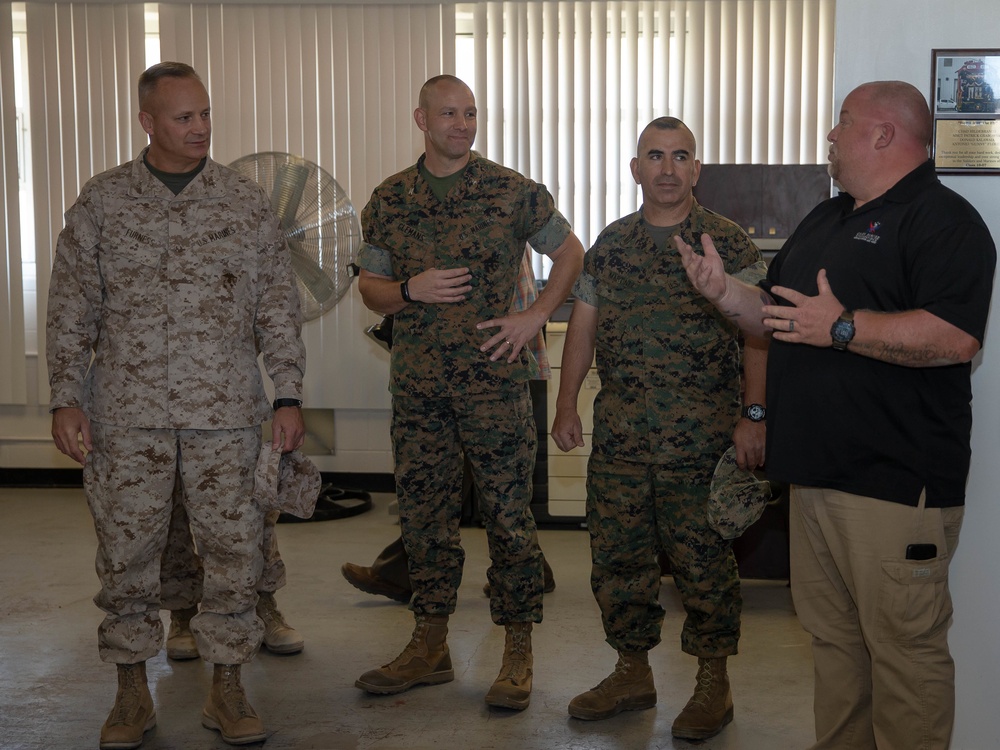 2d MARDIV's Commanding General visits Barstow