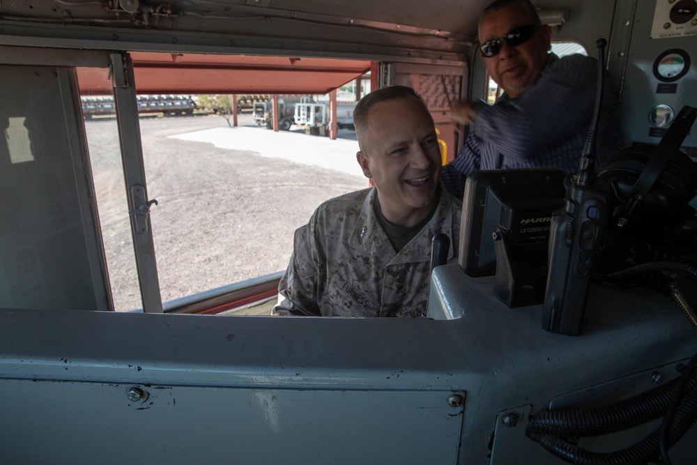 2d MARDIV's Commanding General visits Barstow