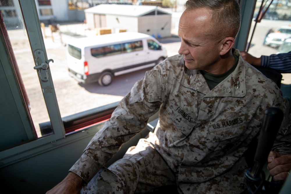 2d MARDIV's Commanding General visits Barstow