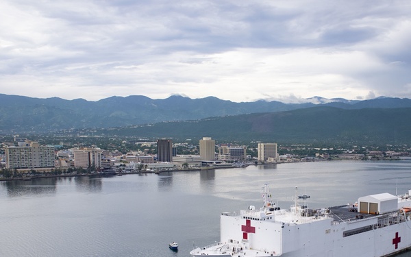 Comfort Arrives in Jamaica to Provide Medical Assistance