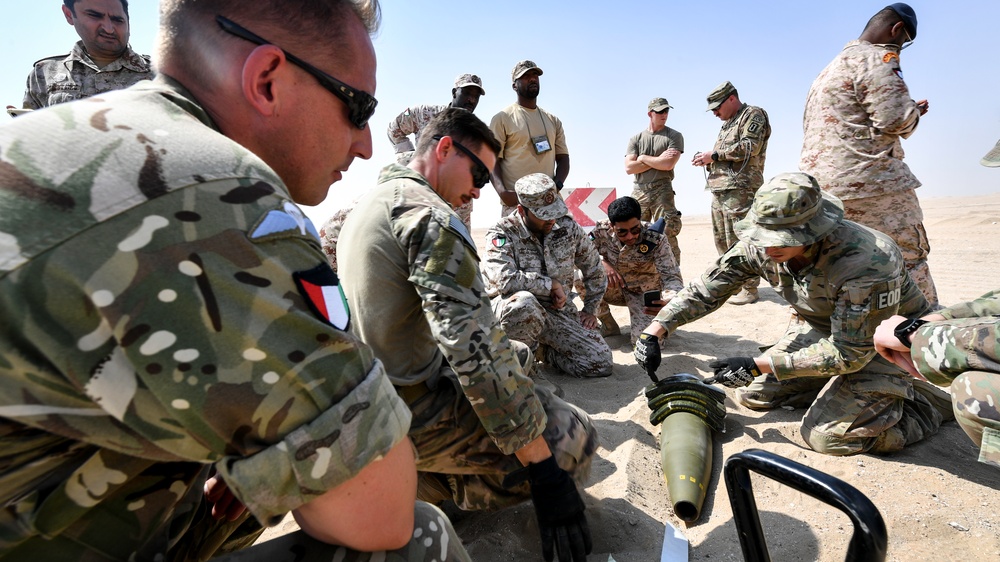 Kuwaiti, U.S. EOD techs conduct joint munitions disposal training