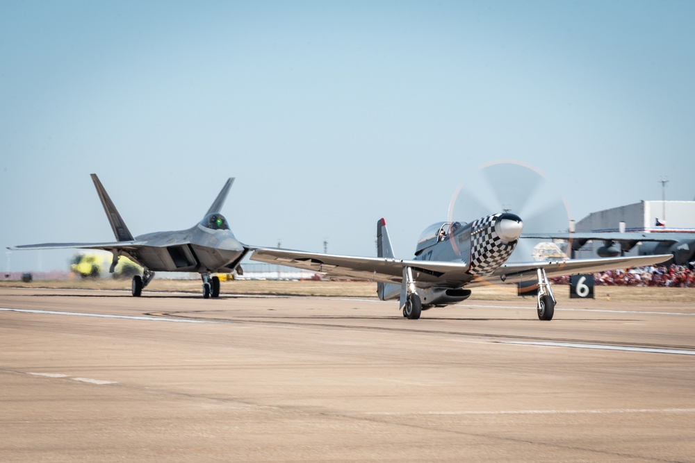 F-22 Raptor Returns to Texas