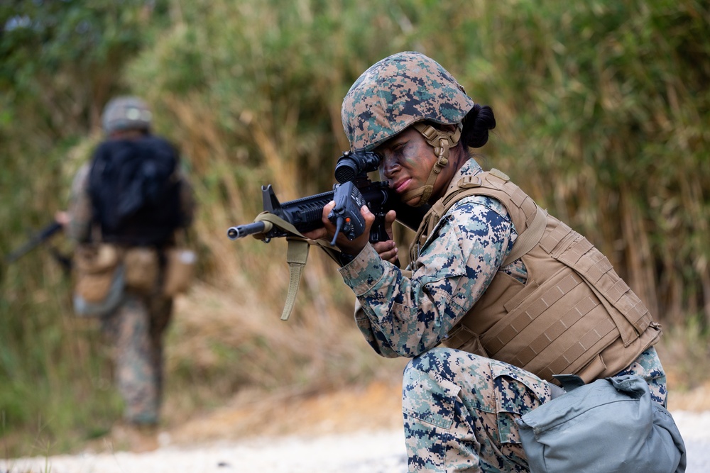 Marines conduct jungle patrol during communication exercise